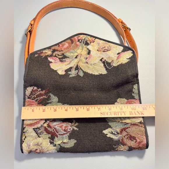 Vintage 1980’s Ralph Lauren purse. Carpet tapestry w leather inside lining flap. - Picture 5 of 8